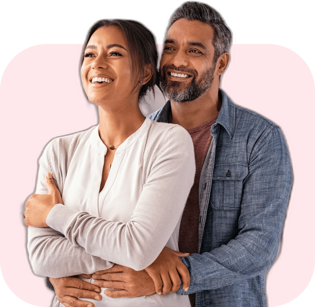 Casal feliz usando EternizaQR